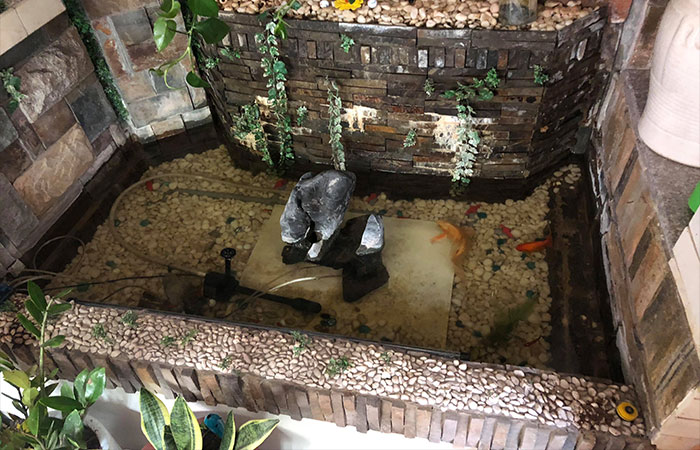 mẫu hồ cá koi mini trong nhà kết hợp đá cuội